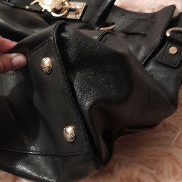 AUTHENTIC MICHAEL KORS BLACK LEATHER GOLD HARDWARE LOCK & KEY CHAIN SATCHEL BAG - Picture 7 of 17